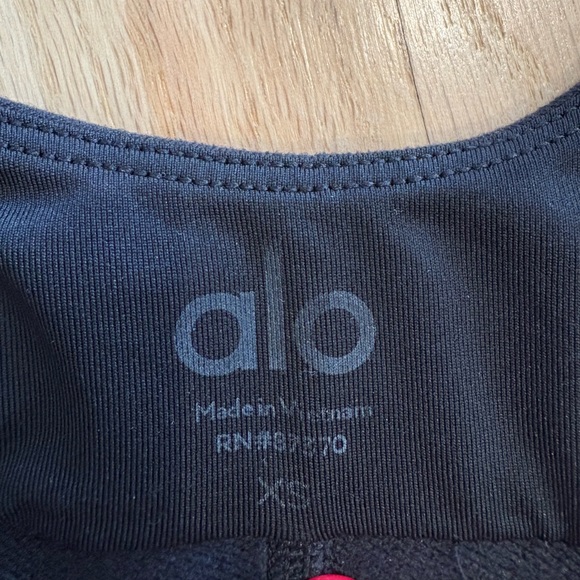 ALO Yoga Black Airbrush Heart Throb Set - Picture 6 of 15